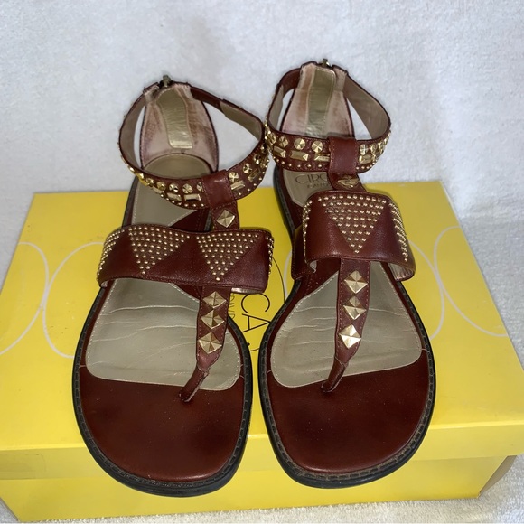 Women’s 8M CIRCA Joan & David SUMMERFUN Dark Brown Leather Aztec Studded Sandals - Picture 3 of 15